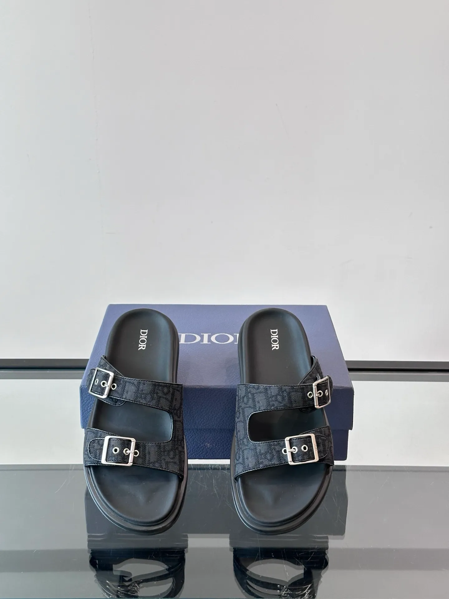 Factory price: 300💰Dior Aqua men's sandals and slippers. Showcasing Dior haute couture design. The Dior gray suede strap is accented with an aluminum Dior buckle for added style. Paired with a comfortable tonal notch sole, they pair easily with shorts or jeans for a sophisticated look. Main body: suede cow leather, technical fabric lining: cow leather, with adjustable straps, aluminum Dior buckle, Dior gray EVA insole, tonal notch rubber outsole splicing structure👌👌 size: 38-44 (45.46 customized)